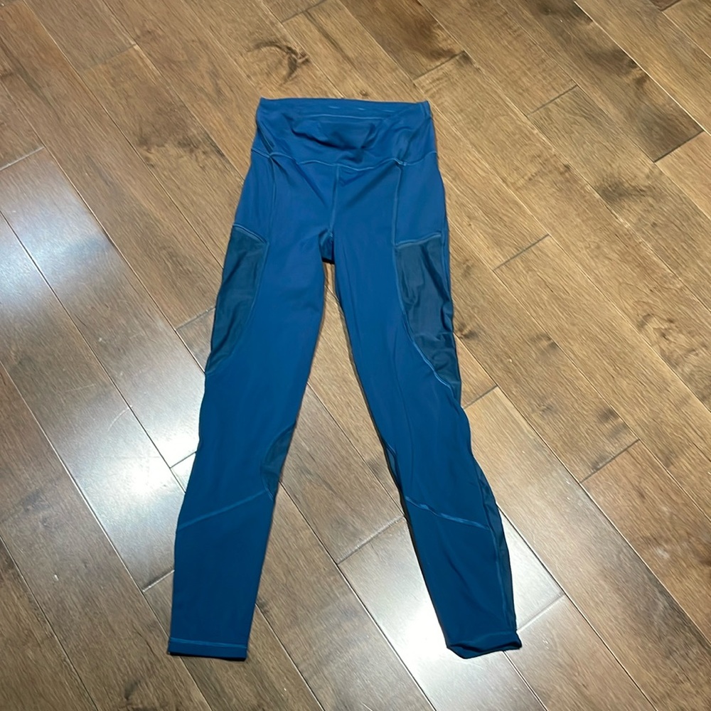 Lululemon blue leggings with mèche cut outs sz 4.